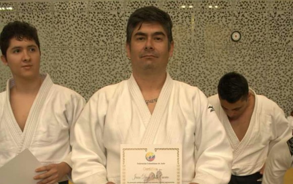 En la imagen, Juan Diego Calle, con su certificado de cinturón negro primer dan en judo. FOTO cortesía liga Antioqueña de judo