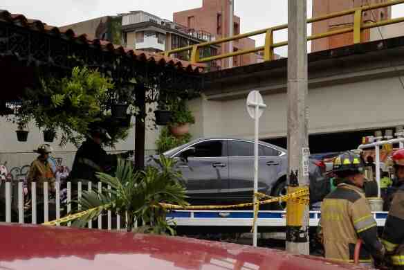 Carro terminó dentro de local comercial en Conquistadores