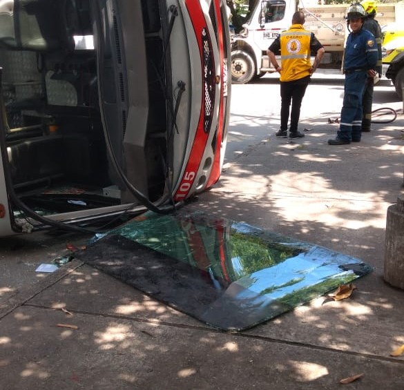 Bus volcado dejó ocho personas heridas en el sector de Suramericana
