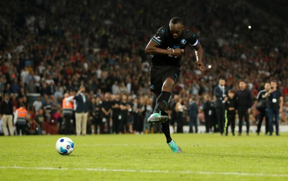 Usain Bolt, en el campo del Manchester United. Fotos Reuters