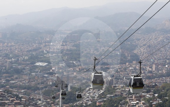 Así se veía Medellín el día de ayer. Según la página del Siata, de las 20 estaciones que hay en el Valle de Aburrá para monitorear la calidad del aire, una estaba en color rojo, cuatro en naranja y dos no reportaban información. FOTO Manuel Saldarriaga