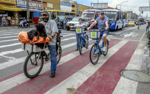 Las vías han sido señalizadas con pintura en el suelo, con la cual se indica por dónde deben transitar las bicicletas en zonas compartidas con otros vehículos. FOTO Juan Antonio Sánchez