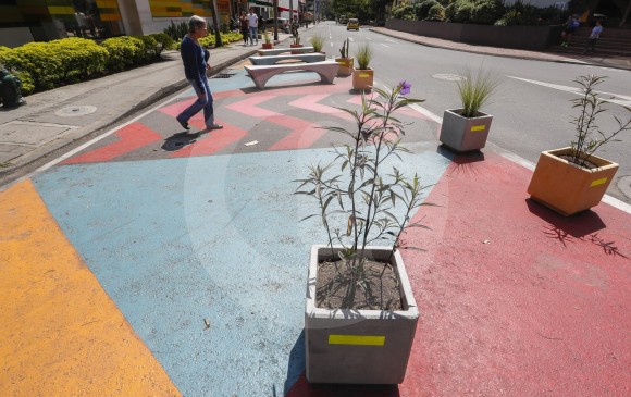 Colores, materas, plantas y sillas están presentes en Laureles, en la calle 34b, cerca al centro comercial Unicentro, y hacen parte de la estrategia de movilidad que está implementando la Alcaldía de Medellín. FOTO Robinson Sáenz Vargas