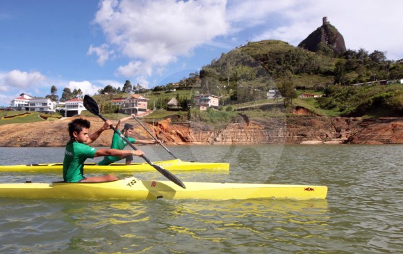 El embalse de Guatapé presenta todas las condiciones para albergar, en Antioquia, los deportes de agua. Además, cuenta con una villa que permite el alojamiento a los visitantes. FOTO archivo 