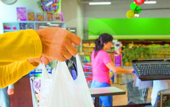 Aunque la ley estipula un cobro de 20 pesos por bolsa plástica, algunas tiendas en Medellín las venden por 50 pesos y 80 pesos. FOTO Edwin Bustamante