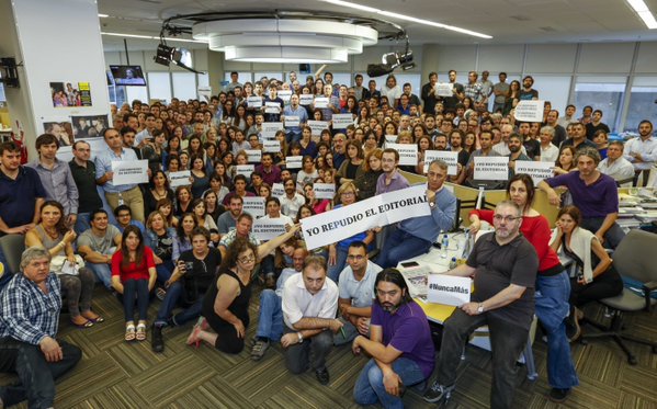 Hugo Alconada Mon, prosecretario de redacción de La Nación, publicó una foto de los periodistas reunidos en la redacción y mostrando un cartel con la leyenda “Yo repudio el editorial” y la frase “Nunca más”. FOTO Twitter