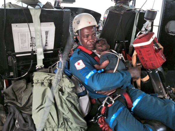 La Fuerza Aérea informó este miércoles que María Nela Murillo, de 18 años de edad, y su hijo de cinco meses de nacido fueron hallados por los rescatistas en zona boscosa de Baudó, en Chocó. FOTO CORTESÍA