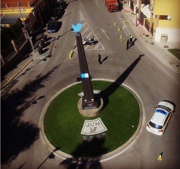 En una glorieta de Jun hay un obelisco con un logo de Twitter en la punta. FOTO @Joseantoniojun