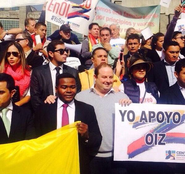 Por lo menos 50 personas llegaron al búnker de la Fiscalía para brindarle su apoyo a el excandidato presidencial Óscar Iván Zuluaga. FOTO @cedemocratico