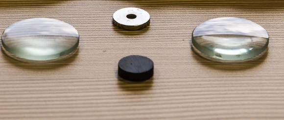 1. Materiales: Una lámina delgada de cartón, un imán de neodimio con forma de anillo y un imán cerámico con forma de disco (ambos de 19 mm de diámetro y 3 mm de grosor), una tira de velcro y un par de lentes biconvexas de 33 mm (un lente de lupa puede funcionar). FOTO Jaime Pérez