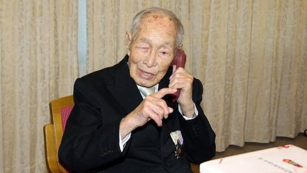 El japonés Sakari Momoi, reconocido como el hombre más longevo del mundo por el Libro Guinness de los Récords, falleció en Tokio a los 112 años de edad.
