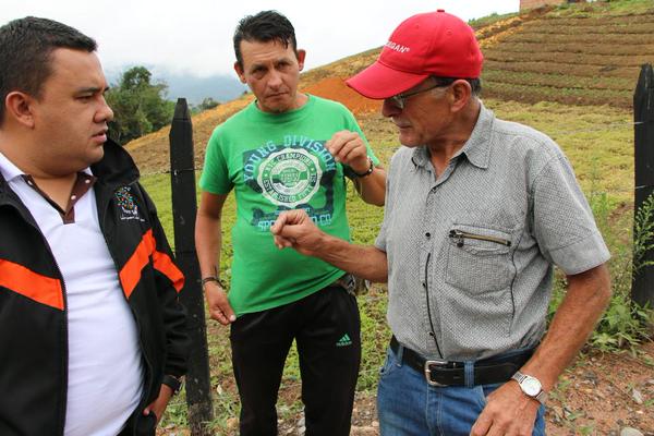 González Quintero (de camiseta verde en la imagen) fue asesinado en el Oriente antioqueño. FOTO CORTESÍA ALCALDÍA CARMEN DE VIBORAL