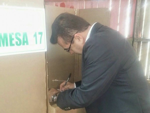 El candidato a la Gobernación de Antioquia por el Polo Democrático Alternativo, Olmedo López Martínez, ejerció este domingo su derecho al voto a las 9:00 de la mañana. FOTO @olmedolopezm