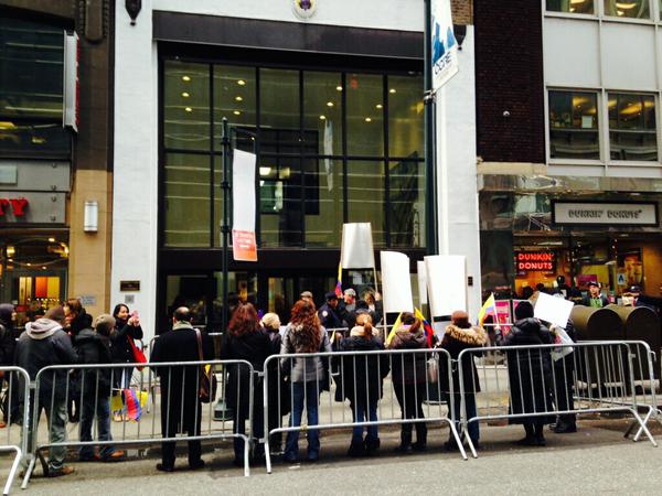 Plantón frente a las instalaciones del consulado de Colombia en New York en protesta por ley que quita la segunda curul a los colombianos del exterior. FOTO CORTESÍA @_JorgeMunoz