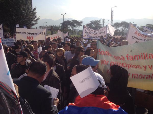 Por lo menos 50 personas llegaron al búnker de la Fiscalía para brindarle su apoyo a el excandidato presidencial Óscar Iván Zuluaga. FOTO @cedemocratico