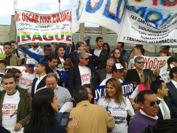 Por lo menos 50 personas llegaron al búnker de la Fiscalía para brindarle su apoyo a el excandidato presidencial Óscar Iván Zuluaga. FOTO @cedemocratico