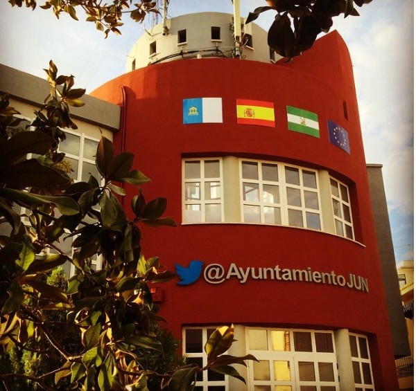 El edificio del ayuntamiento de Jun, con su cuenta grabada en la fachada. FOTO @Joseantoniojun