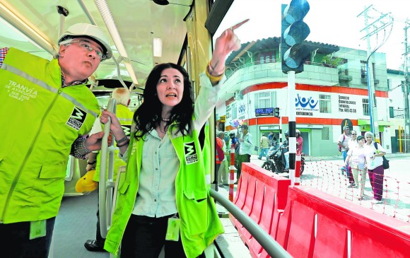 Todas las semanas, la gerente General, el gerente de Planeación y otros funcionarios del Metro de Medellín, recorren las obras del tranvía de Ayacucho para verificar el avance de las obras.