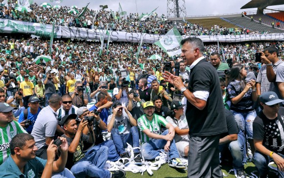 Los Del Sur le regalaron a Osorio un portaretratos gigante con sus mejores momentos en Nacional. FOTO JUAN ANTONIO SÁNCHEZ