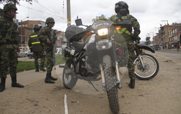 En algunas ciudades como Bogotá, los militares realizan patrullajes (foto). En Buenaventura, la Armada Nacional tiene una base en el puerto que busca garantizar la seguridad. FOTO archivo