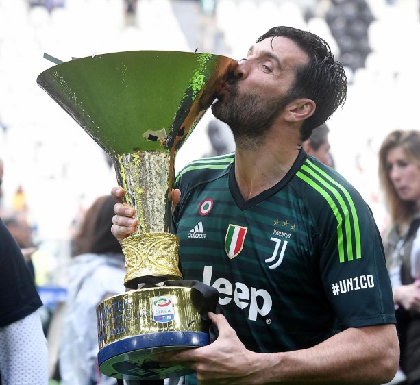 Besando la copa, el arquero cerró su ciclo con Juventus y dijo adiós a su historia con el club italiano. FOTO EFE