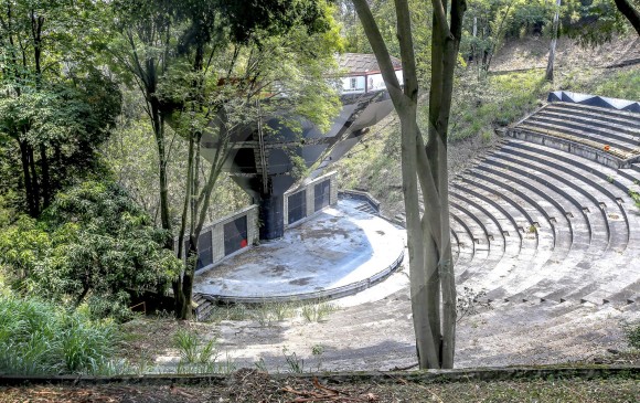 El abandono actual del teatro al aire libre Carlos Vieco Ortiz, reconocido referente cultural de Medellín, especialmente para los amantes de la música rock. FOTO juan antonio sánchez