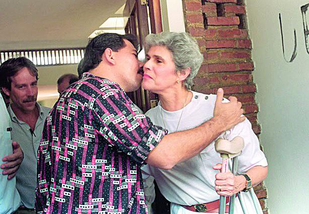 En 1990, ante la mala gestión, asume nuevamente la derecha con Violeta Chamorro.