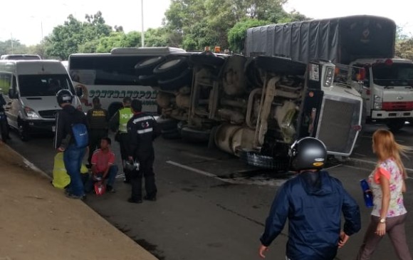 El incidente de tránsito afectó la movilidad en la Avenida Regional. FOTO CORTESÍA GUARDIANES ANTIOQUIA