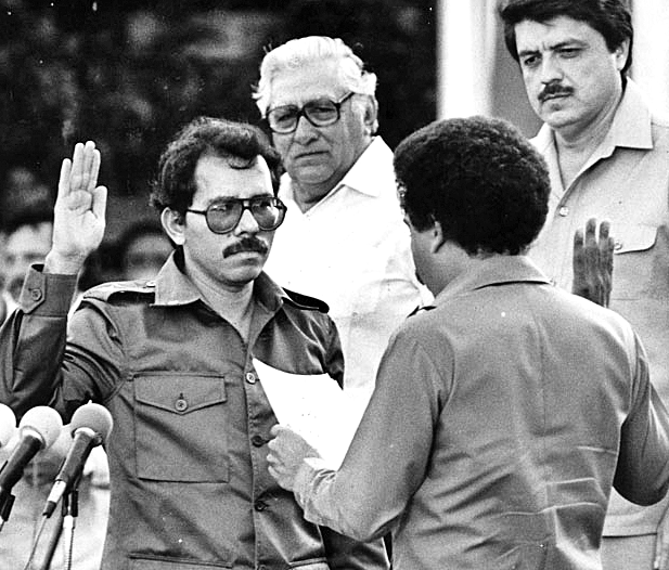 En enero de 1985, Ortega hizo juramento para su primer gobierno, que tuvo varios escándalos. 