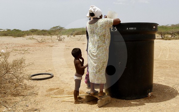 La falta de agua potable es una realidad para las comunidades en La Guajira. Hoy en el taller Construyendo País el presidente Duque presentará el programa Guajira Azul. FOTO donaldo zuluaga