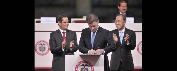 Ley de Víctimas se firmó con espaldarazo de ONU | Presidencia | Un momento histórico: el presidente Juan Manuel Santos estampa su firma para convertir en nueva Ley un conjunto de mecanismos y programas para la reparación de millones de víctimas del conflicto desde 1985.