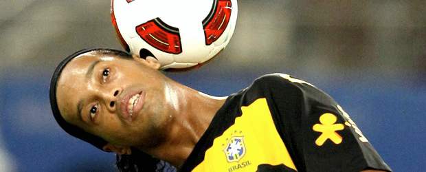 Ronaldinho, a un paso de dejar el AC Milan | El ex Jugador del Año, quien se unió al equipo italiano en el 2008 pero no logró repetir su antigua gloria, es pretendido por el club brasileño Gremio.