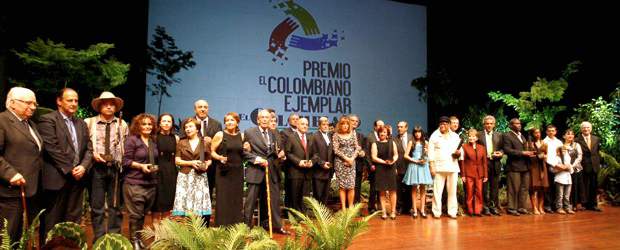 Veinte razones para creer en Colombia | Jaime Pérez | Uno a uno, los ganadores fueron subiendo al escenario, para recibir la estatuilla que se le entrega a todos aquellos que, a lo largo de estas 11 ediciones, han sido elegidos como colombianos ejemplares.