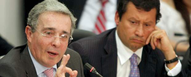 Expresidente Uribe trinó de nuevo tras informe The Washington Post | Colprensa | El pasado jueves, el expresidente Álvaro Uribe entregó su versión sobre el escándalo de las interceptaciones ilegales en la Comisión de Acusaciones.