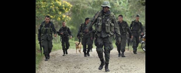Ofensiva contra milicias de Farc en Cauca | AP, Caldono-Cauca | El presidente Álvaro Uribe, durante el consejo de seguridad en Popayán, pidió al Ejército y a la Policía no dar ningún espacio a la guerrilla para evitar actos como los del sábado, en el que fueron hostigados tres puestos de Policía.