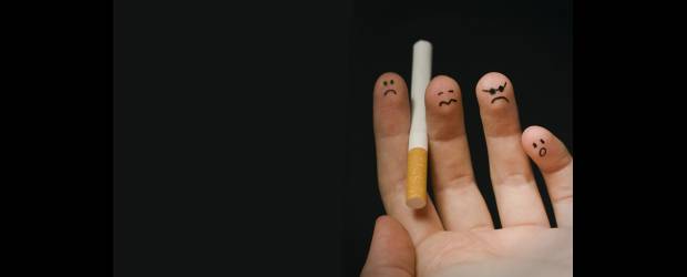 "Que no te metan los dedos en la boca" | Shutterstock | La prohibición de fumar en sitios cerrados, de auspiciar eventos deportivos y culturales, así como la exigencia de llevar fuertes mensajes contra el consumo en las cajetillas de cigarrillos son algunos de los avances en la prevención.