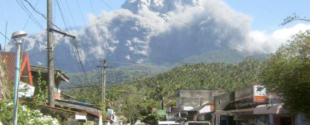 Cientos de filipinos huyeron por erupción del volcán Bulusan | Reuters | El monte ha registrado hasta 16 pequeñas explosiones en su interior desde que el pasado lunes en la mañana.