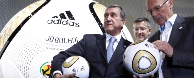 El balón de la final será el "Jo'bulani" | Reuters | El balón fue presentado en la sede alemana de la multinacional Adidas, en presencia, entre otros, del seleccionador de Sudáfrica, el brasileño Carlos Alberto Parreira, y del ex futbolista alemán Franz Beckenbauer.