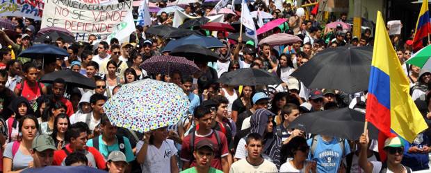 En normalidad avanzan marchas de estudiantes en el país | Manuel Saldarriaga | Los marchantes portaron sombrillas como símbolo de la marcha. En el trayecto, lanzaron algunas consignas con críticas al gobierno.