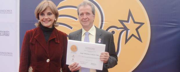 Gobierno promueve certificación | | María Fernanda Campo Saavedra, ministra de Educación, entregó reconocimiento a Jaime Pérez Tamayo, rector del IME, y a otras instituciones.