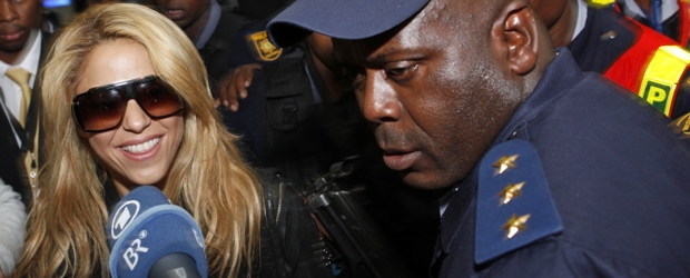 Shakira golea en Sudáfrica | Reuters | Shakira llegó este lunes fuertemente escoltada a Johanesburgo.