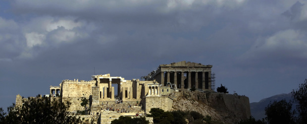 AP | En esta foto, el templo de mármol de Atenea Niké, distinguido por sus cuatro columnas jónicas, está iluminado por el sol. La puerta de Propileos se ve a la izquierda y el templo del Partenón a la derecha, en la Acrópolis de Atenas.