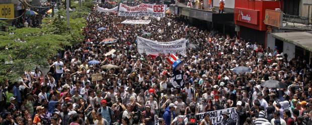 Masiva fue la jornada de protesta nacional | Esteban Vanegas | En Medellín, la marcha recorrió las principales vías del centro como Carabobo, La Playa, El Palo y San Juan.