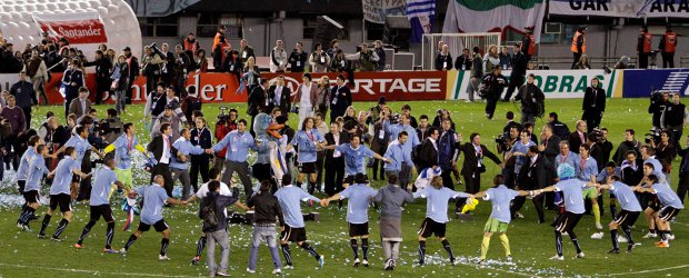 Con goleada ante Paraguay, Uruguay se quedó con el título | Reuters | Los uruguayos celebran el título de la Copa América en el césped del Monumental.