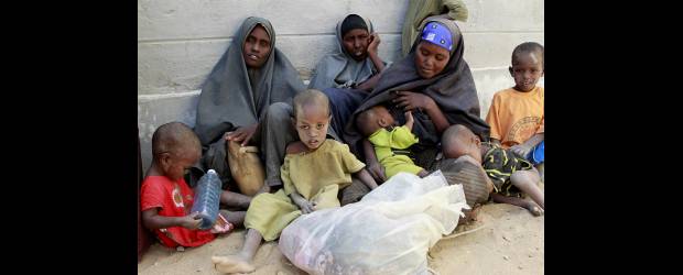 Hambre de cambiar el mundo | Thomas Mukoya, Reuters - Somalia | Paola Bernal, colombiana que se unió hace poco a la iniciativa para combatir el hambre en el Cuerno de África, afirmó que esa región es muy complicada. "Hay grandes problemas de orden público, con guerrillas islamistas que no permiten entrar a cualquiera, por lo que necesitamos a ONGs que trabajen allí", afirmó.