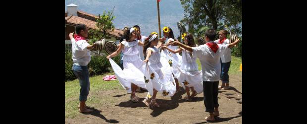 Como reyes se sienten 43 niños en San Cristóbal | Robinson Saenz | Son 43 niños de las veredas Alto Picacho y Robledo Aures los que conforman la Fundación Evolución del Pensamiento. En el lugar juegan, estudian y, sobre todo, aprenden a ser felices con lo que tienen y a enfrentar la vida siempre con una actitud mental positiva y una sonrisa en sus rostros.