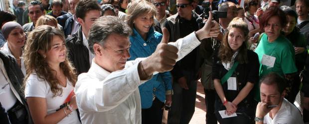 Juan Manuel Santos se consolidó en Antioquia | AP | Juan Manuel Santos votó en el Liceo Francés en Bogotá en compañía de su familia.