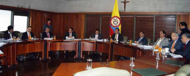 Gobierno se compromete a buscar más recursos para la justicia | Colprensa | El ministro y los magistrados de las Altas Cortes se reunieron en el Palacio de Justicia.