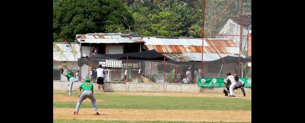El 'beisbol' es sin tilde y así manda en Urabá | Manuel Saldarriaga, Enviado Especial Necoclí | Necoclí prácticamente aseguró el oro en el béisbol de los Juegos, con el 12-1 sobre Apartadó. Al extremo la casa de María Eugenia Arroyo que sirve de tribuna. El 'beisbol' es sin tilde y así manda en Urabá | Manuel Saldarriaga, Enviado Especial Necoclí | Necoclí prácticamente aseguró el oro en el béisbol de los Juegos, con el 12-1 sobre Apartadó. Al extremo la casa de María Eugenia Arroyo que sirve de tribuna.