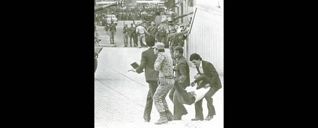 Estado sería condenado en caso del Palacio | Archivo | El 6 y 7 de noviembre de 1985 se produjo la toma del Palacio de Justicia por parte de la guerrilla del M-19. Hubo 95 muertos y 12 desaparecidos.